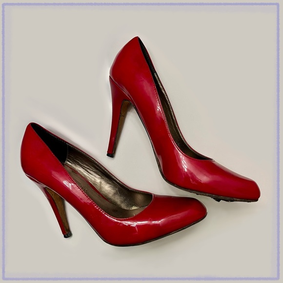Red Patent Leather Heels 👠 - Picture 3 of 6